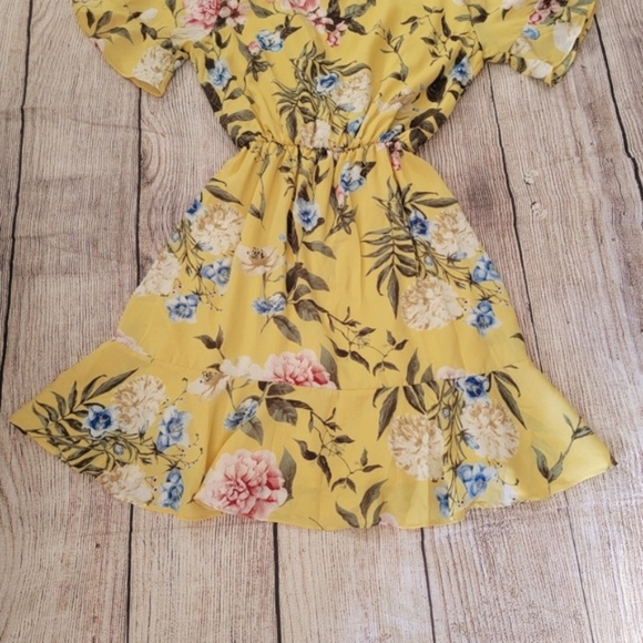 Beautiful Everly Vneck Yellow Floral Dress Size Small!! - Picture 6 of 10